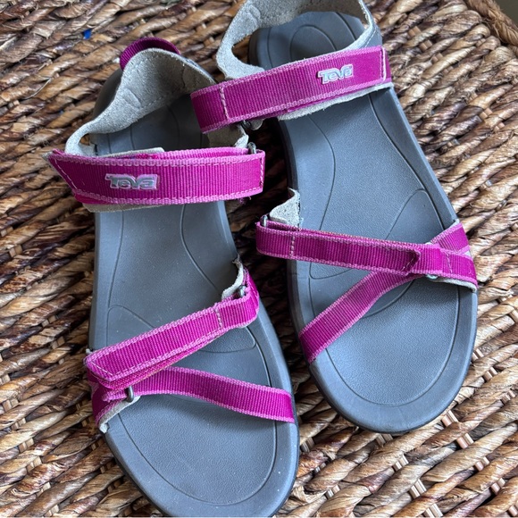 Teva Strap On Hiking Outdoor Sandals Velcro enclosure treaded bottom - Picture 1 of 9